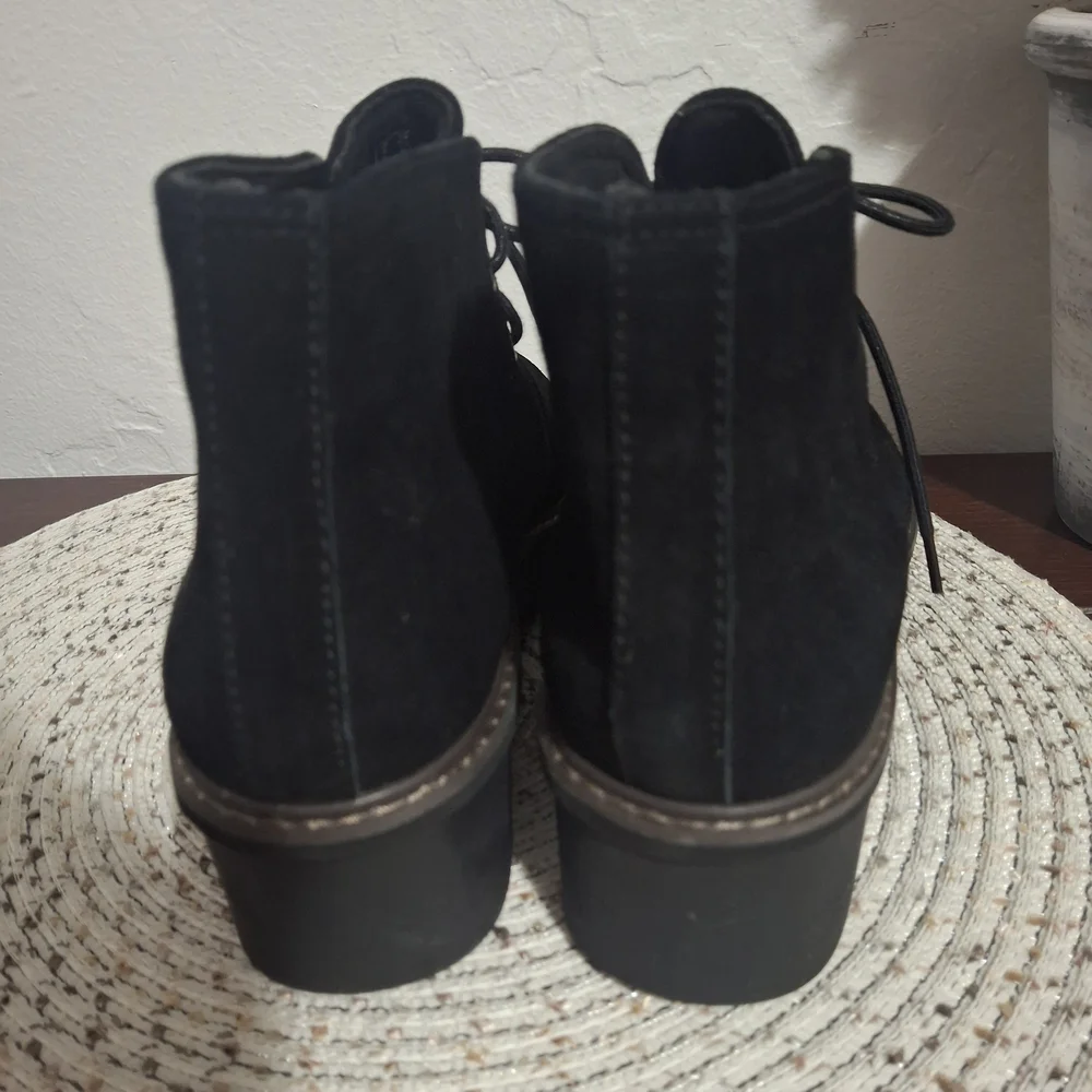 Clarks Black Suede Chukka Boots Size 8.5.